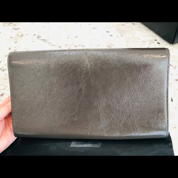 YSL patent clutch in dark gray - Picture 3 of 11